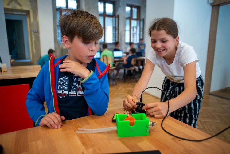 Children cooperate to build functioning smart objects to learn about the world and experience basic scientific principles.