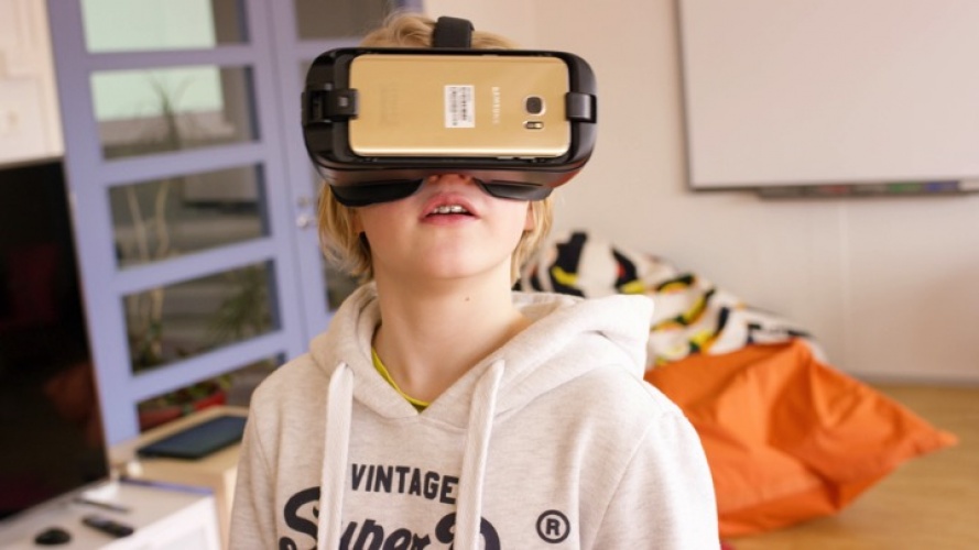 It is possible to use VR equipment to get a more immersive learning experience.
